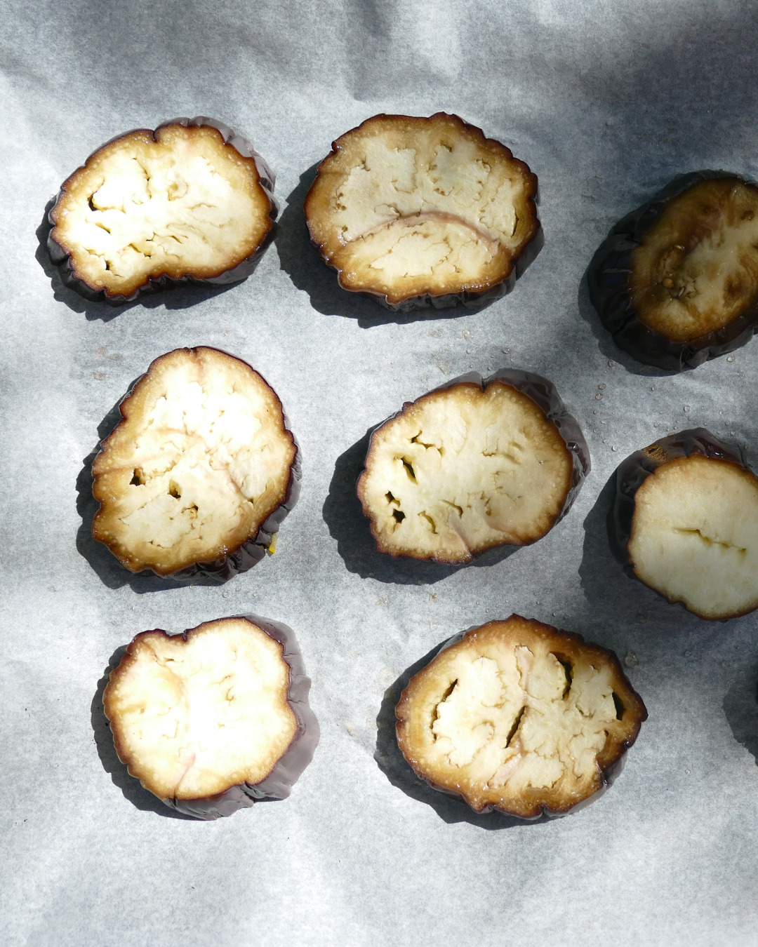 Première étape recette mini-pizza d'aubergine