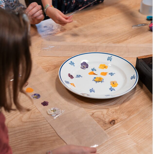 enfant bricolage autocollant fleuris